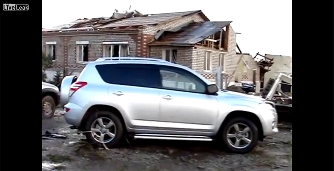 Cum se vede când trece o tornadă prin maşina şi casa ta. VIDEO