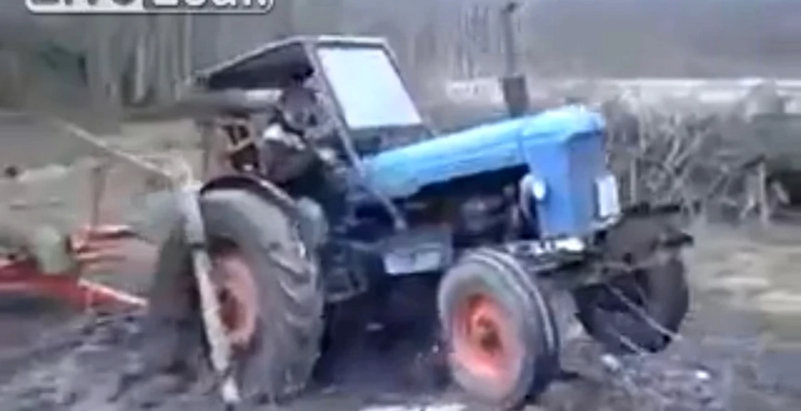 Cum să scoţi un tractor din noroi. VIDEO