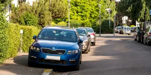 Mai plătești parcarea dacă urci cu două roți pe trotuar? Care e regula de parcare cu jumătate de mașină pe carosabil în 2026