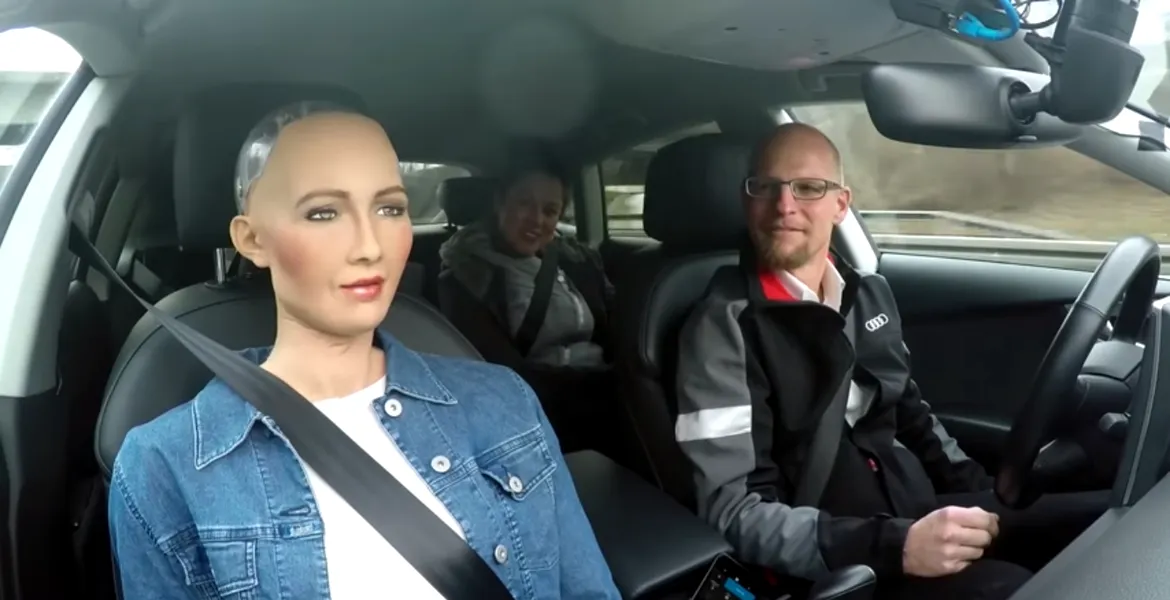 Sophia, femeia robot, merge în dreapta maşinii autonome Audi Jack