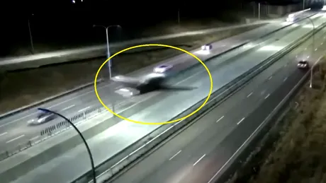 Un avion a aterizat de urgență pe autostradă - VIDEO