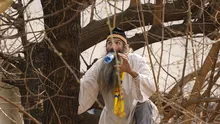 „Stegarul Dac” s-a suit într-un copac în fața Arestului Central și cere eliberarea lui Bogdan Peșchir