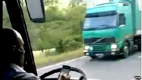 Inconştienţă la volan. Ce făcea şoferul unui autocar pe un drum cu serpentine. VIDEO