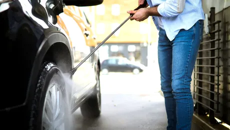 Cum speli mașina la self-wash. Care e ordinea corectă și ce greșeli îți pot afecta caroseria