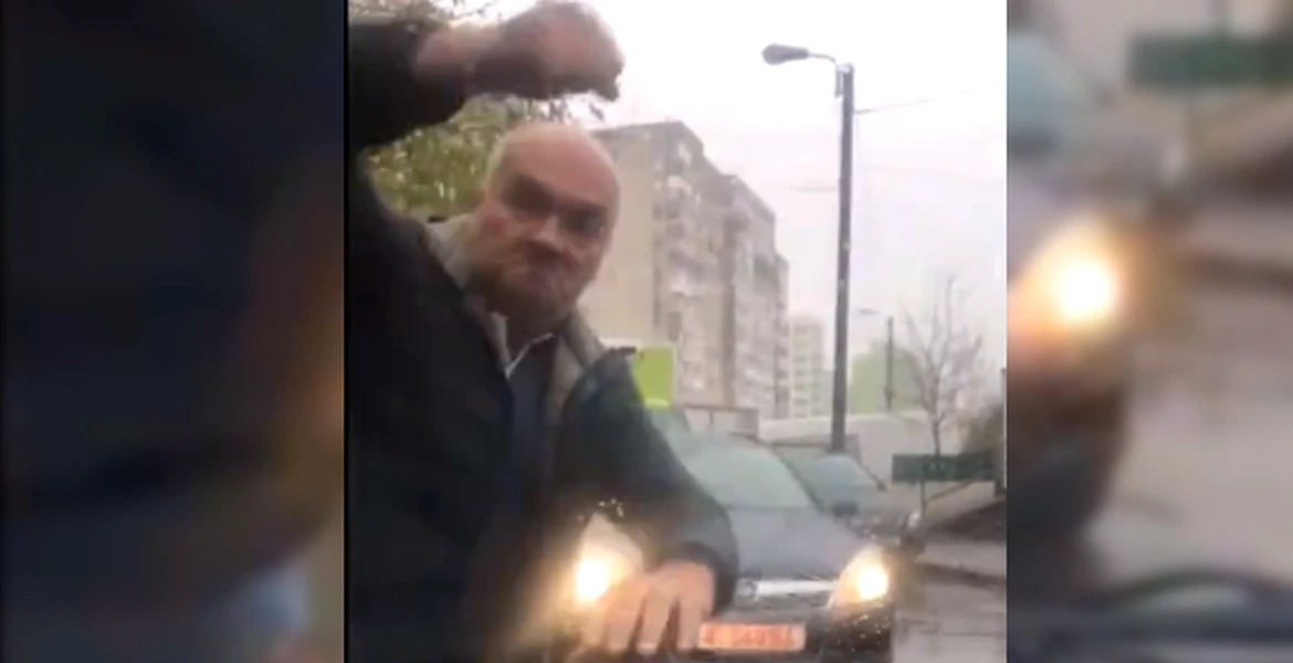 VIDEO Atenţie, români, cefe late în trafic. I-a făcut praf parbrizul cu un pumn de fiară turbată