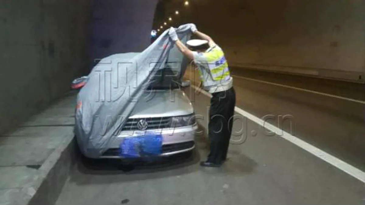 Cei doi îndrăgostiţi au oprit maşina pe banda de urgenţă şi au tras prelata. Poliţistul a rămas mut de uimire când a văzut ce era înăuntru - FOTO