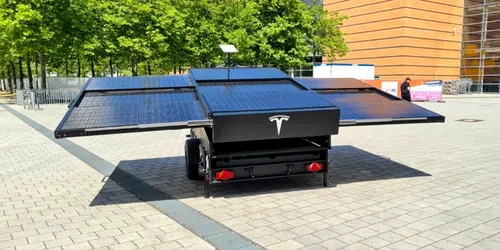 Tesla a prezentat o remorcă dotată cu panouri solare