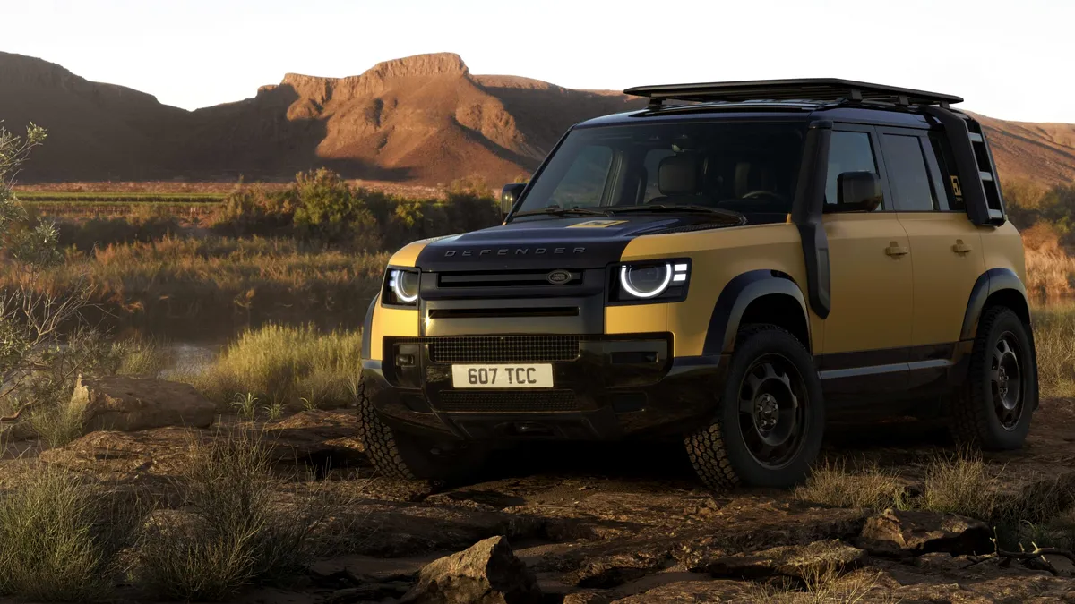Jaguar Land Rover ar lansa o camionetă Defender realizată în SUA în colaborare cu Stellantis