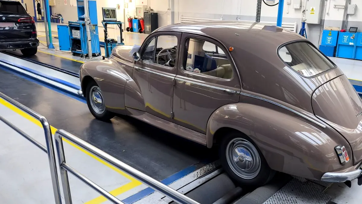 Un Peugeot 203 din 1958 a atras toate privirile la o stație RAR din București. Mai puțin de cinci astfel de exemplare mai există în România