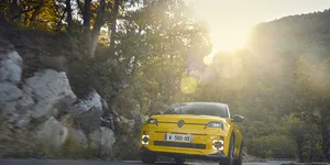 O nouă versiune a lui Renault 5 este disponibilă în România. Prețurile pornesc de la 26.890 de euro