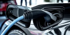 O comună își electrifică flota auto prin Rabla: achiziționează autoutilitară ușoară și autoturism full electric, precum și un vehicul plug-in hibrid