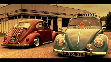 Oameni şi maşini: Două Volkswagen Beetle cu atitudine