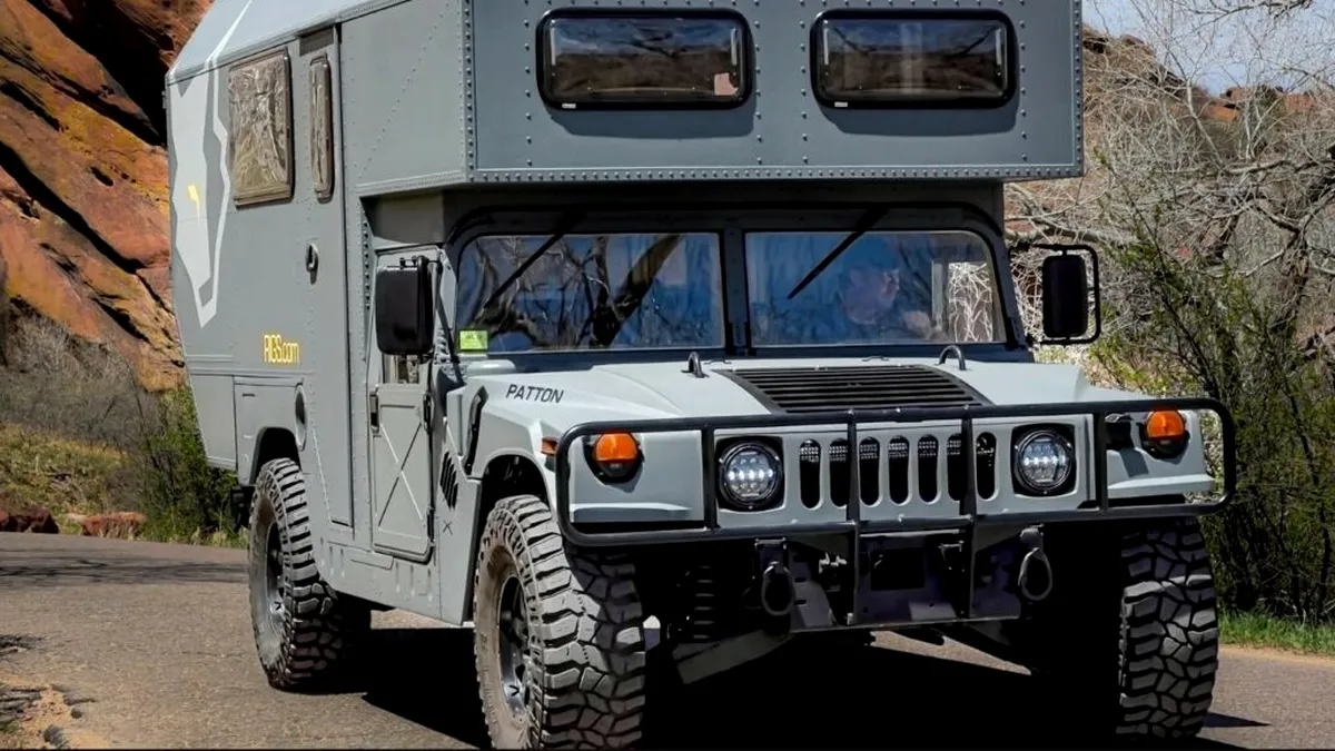 Un Hummer H1 clasic a fost transformat într-un camper off-road cu care poți cuceri lumea