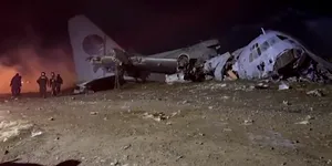 Avion plin cu bani, prăbușit pe o autostradă din Bolivia. Armată și trecători s-au luptat pentru a pune mâna pe bancnote