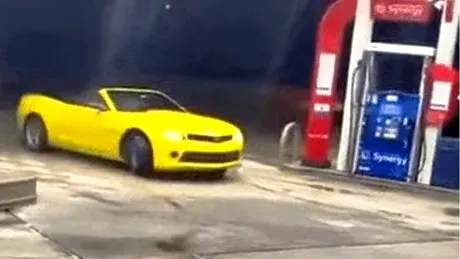VIDEO - Drifturi cu un Chevrolet Camaro Cabrio într-o benzinărie!
