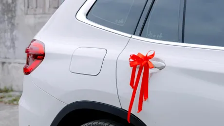 Un patron din Botoșani și-a vândut firma, iar cu banii obținuți le-a cumpărat mașini foștilor salariați. Și-au putut chiar alege marca dorită