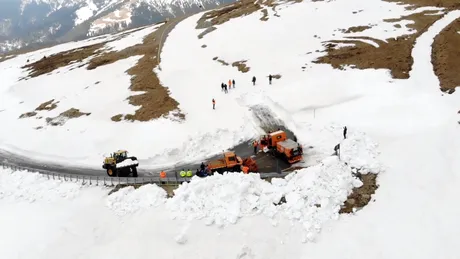 Zăpadă de 4 metri pe Transalpina. Drumarii intervin pentru deblocarea drumului - VIDEO