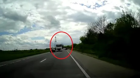 A tras dreapta de volan când a văzut că un TIR se apropia din sens opus. Reacția i-a salvat viața