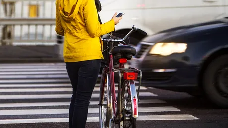 Ce faci dacă ești pe un drum cu o singură bandă pe sens iar pietonul a pășit pe trecere, dar pe sensul opus?