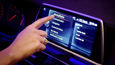 Viitoarea generaţie a sistemului BMW iDrive va avea touchscreen şi control cu gesturi