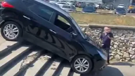 Un șofer a fost filmat în timp ce coboară cu mașina pe scări - VIDEO