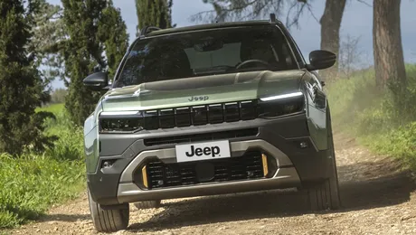 Jeep Avenger facelift păstrează versiunile electrice și mild-hybrid după actualizarea din 2026