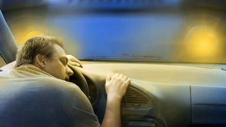 Un șofer beat a adormit la volan, blocând o intersecție din Galați