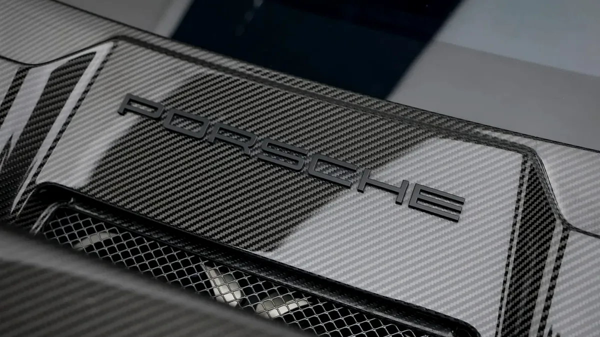 Porsche ar pregăti un hipercar cu motor boxer în opt cilindri. Prezentarea sa ar putea avea loc în curând