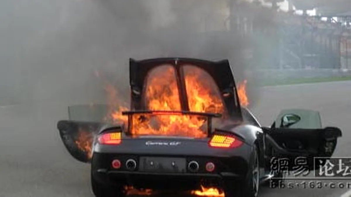 Porsche Carrera GT, mistuit de flăcări în China