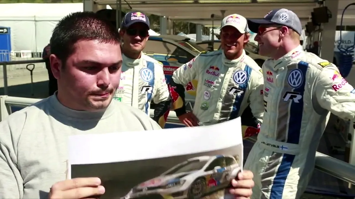 Omul care imită maşinile de curse la perfecţie. VIDEO