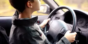 Un român și-a lăsat copilul de 9 ani să conducă un SUV pe străzile din Franța. Ce a pățit când l-au oprit polițiștii