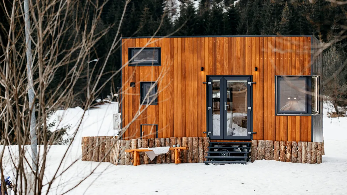 O firmă din Miercurea Ciuc produce case minuscule pe remorci: modelul de 43.000 de euro are două dormitoare la o lungime de doar 6 m