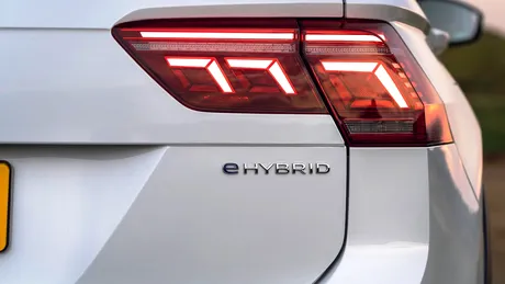 Volkswagen suspendă comenzile la unele modele hibrid plug-in