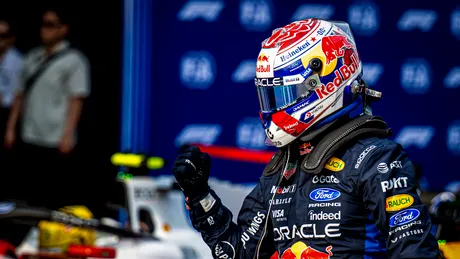 Max Verstappen obține al 50-lea pole position din carieră în Formula 1. Ferrari ocupă următoarele două poziții la Singapore