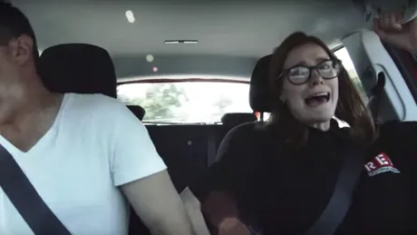 Prima lecţie de condus alături de un şofer profesionst incognito produce o reclamă genială - VIDEO