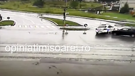 O mașină de Poliție este lovită în plin într-o intersecție din Timișoara - VIDEO