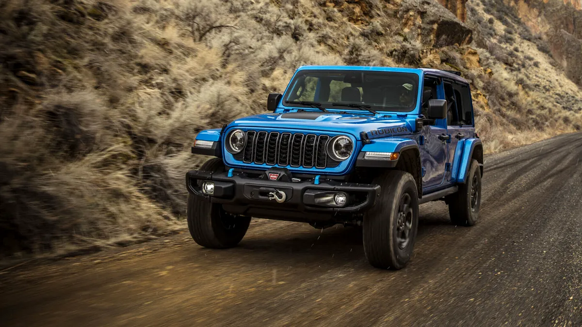 Jurnaliștii What Car? au acordat modelului Jeep Wrangle Rubicon titlul de „Cel mai bun SUV de familie pentru off-road”