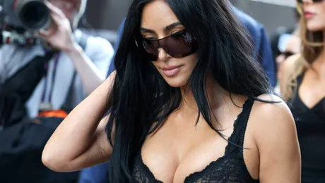 FOTO. Kim Kardashian, apariție fără inhibiții la Monaco. Și-a arătat bustul generos după ce a venit direct de pe iaht la Marele Premiu de Formula 1