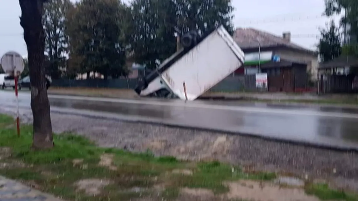 Un camion de 3.5 tone a ajuns cu roțile în sus după un accident în Botoșani - VIDEO