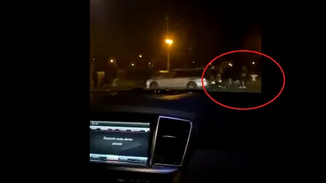 Obiceiurile proaste mor greu! Grupuri de ploieșteni s-au strans într-o parcare și socializează în jurul mașinilor - VIDEO