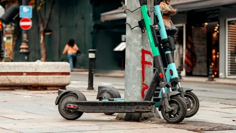 Reguli noi în București pt. trotinete electrice: Accesul blocat în anumite zone; minorii nu mai pot închiria astfel de vehicule