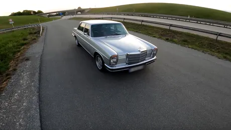 A ieșit pe autostradă cu un Mercedes-Benz 280E din 1973 și a rulat cu peste 200 km/h