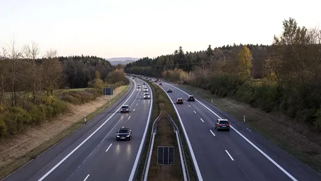 Un șofer de 87 de ani a fost oprit cu baricade în timp ce conducea pe contrasens