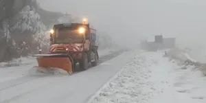 Video – Ninsoare abundentă pe Transfăgărășan. Avertisment pentru șoferii care vor să ajungă la Bâlea Lac