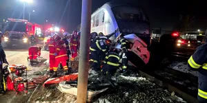 Primele imagini cu accidentul de tren din Chiajna. Mașina s-a răsturnat pe șinele de cale ferată înainte de a fi lovită | Video