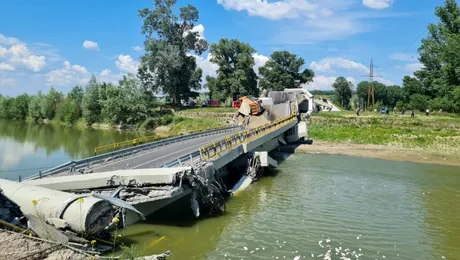 Un pod care traversează râul Siret s-a rupt. Acesta fusese reparat în 2021