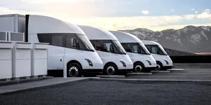 Video | Jay Leno conduce camionul Tesla. Bateria sa are o durată de viață de peste 1,5 milioane de kilometri