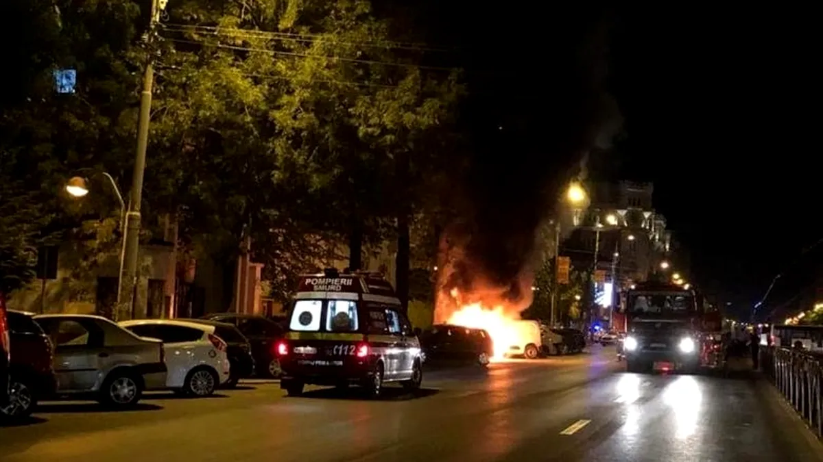Mașini în flăcări pe un bulevard din centrul Capitalei