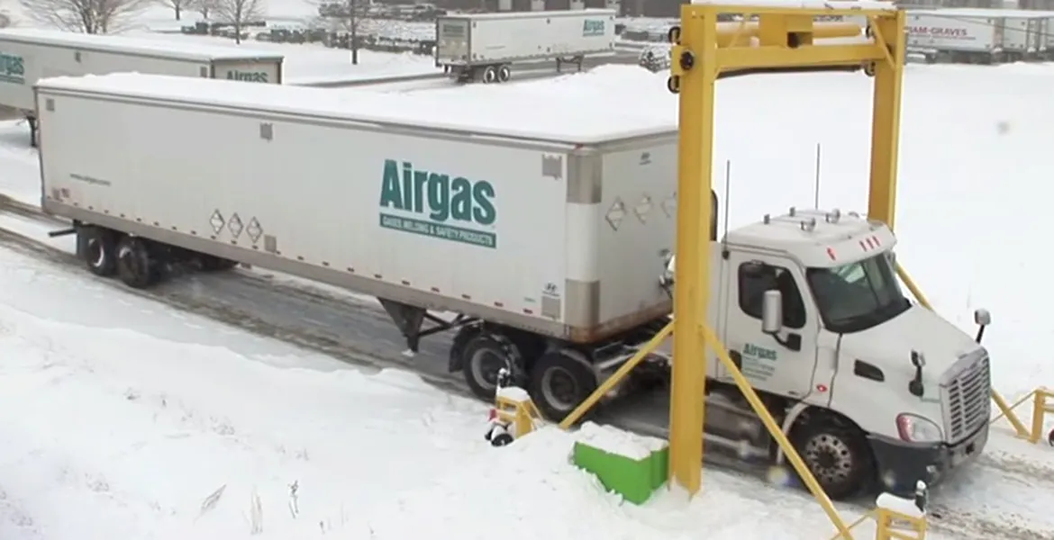 Tu cum îţi cureţi camionul de zăpadă? Invenţia asta te-ar putea ajuta. VIDEO