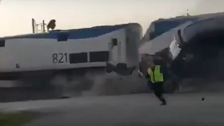 Un tren a lovit un camion la o trecere de cale ferată. Momentul impactului - VIDEO